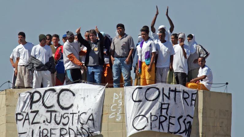 Presos fazem rebelião na Penitenciária de Junqueiropolis, em São Paulo, em 14 de maio de 2006. O motim começou às 7 da manhã, quando familiares entravam para a visita. Os rebelados subiram no telhado e prenderam faixas na caixa d´água com os dizeres: 'PCC, paz, justiça e liberdade' e 'Contra a Opressão' — Foto: Alex Silva/Estadão Conteúdo/Arquivo