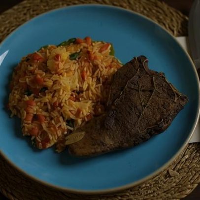 Talitha Morete apresenta chuleta na frigideira com arroz de tomate