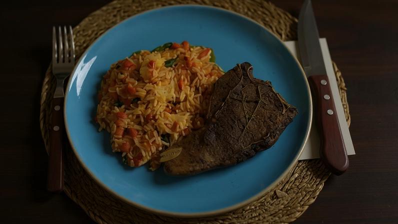 Chuleta na frigideira com arroz de tomate da Talitha Morete — Foto: Igor Trípoli/Globo