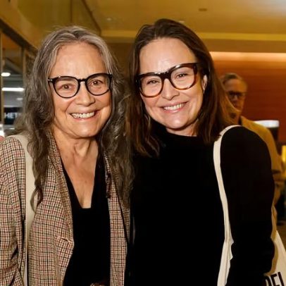 Regina Duarte faz aparição rara e vai ao teatro com a filha Gabriela Duarte