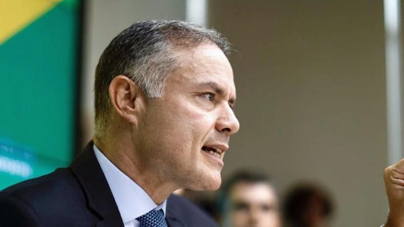 “Num ambiente de guerra, o preço do petróleo sobe, e isso afeta o mundo inteiro, vai afetar o Brasil também. Acho que não vale a pena para o caminhoneiro fazer greve”