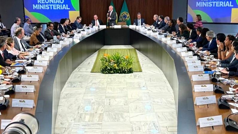 Lula diz que montou o país para funcionar com 38 ministérios