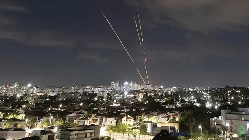 Sistema antimísseis de Israel intercepta foguetes