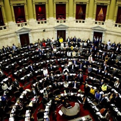 Justiça argentina restringe trechos da reforma trabalhista de Milei
