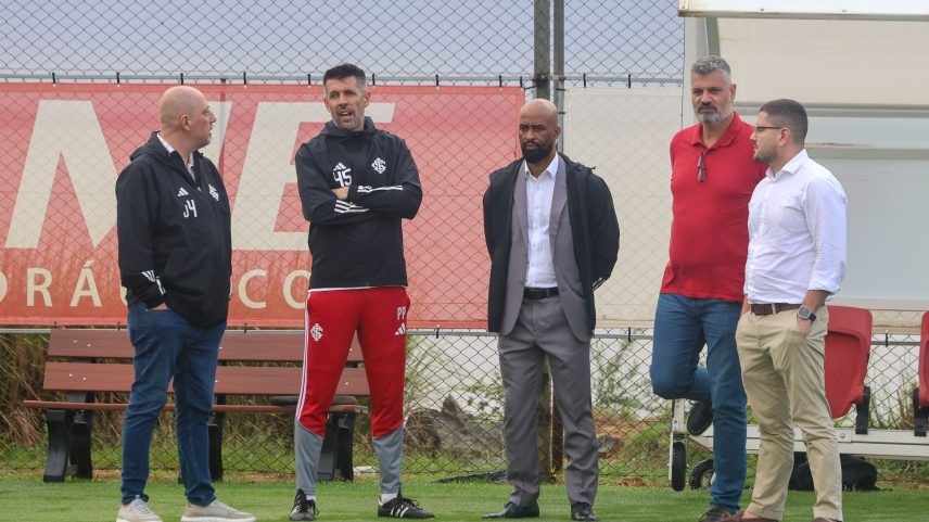 Presidente Alessandro Barcellos com Paulo Pezzolano e Fabinho — Foto: Ricardo Duarte/Divulgação, Internacional