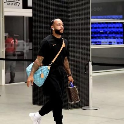 Memphis usa celular no banco de reservas do Corinthians e explica em rede social