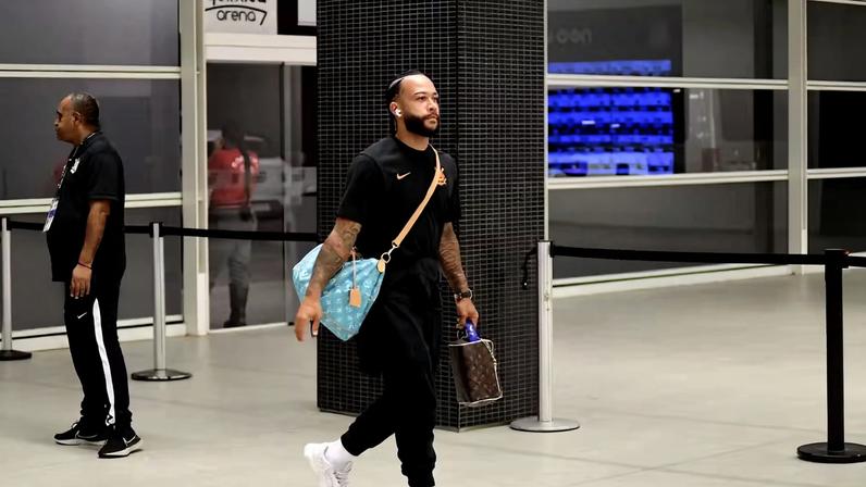 Memphis Depay antes do jogo entre Corinthians e Flamengo, pelo Brasileirão — Foto: Marcos Ribolli