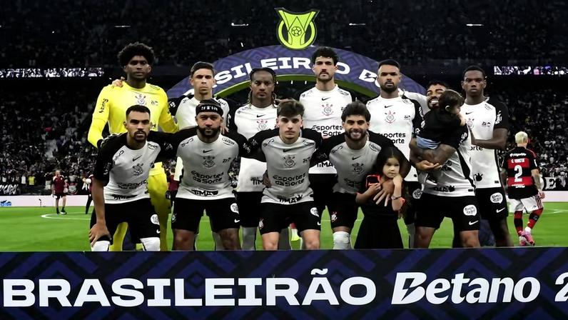 Time posado do Corinthians antes da partida contra o Flamengo — Foto: Marcos Ribolli