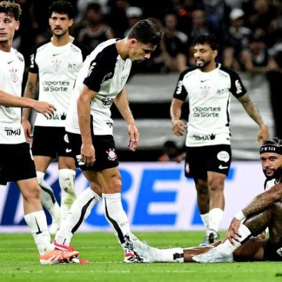 Memphis sofre desconforto na coxa, pede substituição após gol do Corinthians