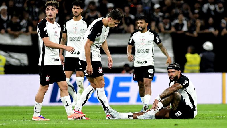 Memphis Depay se machucou durante Corinthians x Flamengo — Foto: Marcos Ribolli