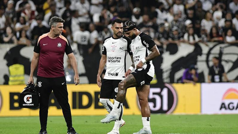 Memphis Depay machucou a coxa na partida Corinthians x Flamengo — Foto: Marcos Ribolli