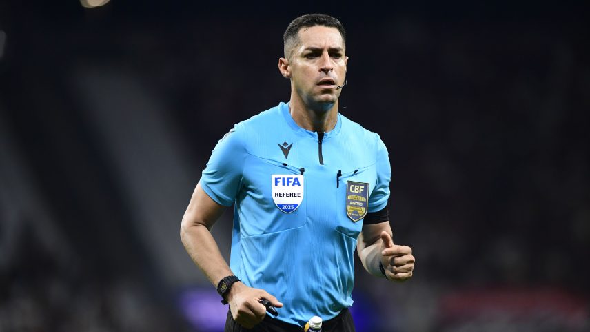 Árbitro Rodrigo José Pereira de Lima em ação em Corinthians x Flamengo — Foto: Marcos Ribolli