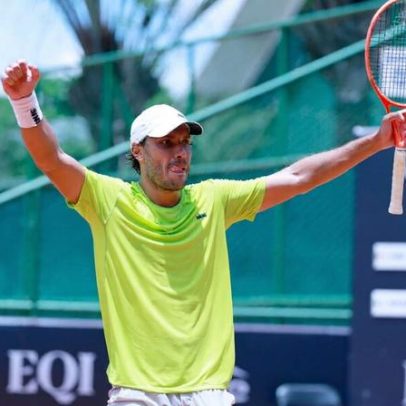 Eduardo Ribeiro surpreende favorito e avança à semifinal