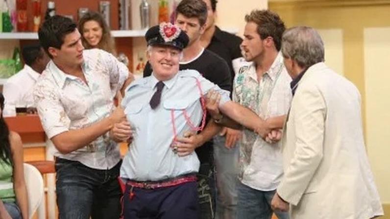 Roberto Marquis como guarda Juju em "A Praça é Nossa"