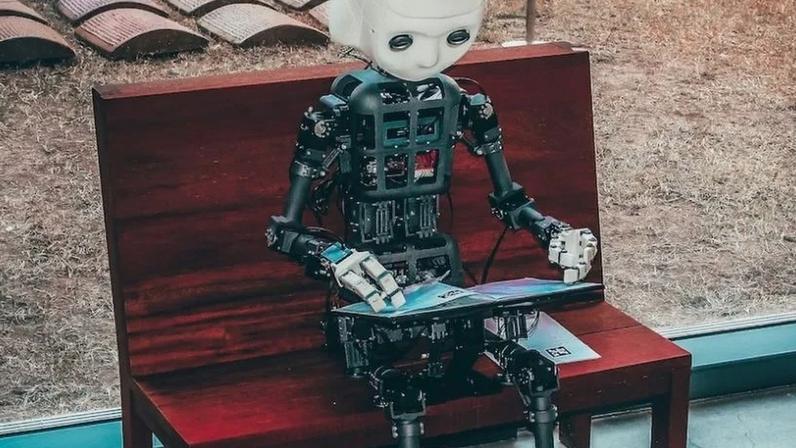 A IA não é, nem deve ser, uma alternativa ao conhecimento jurídico, mas um instrumento que, quando bem utilizado, potencializa a qualidade e a agilidade do trabalho jurídico