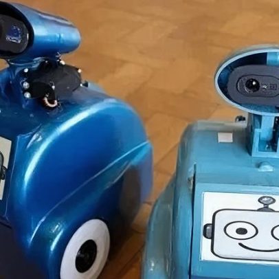 Robô Titi auxilia crianças a aprender matemática com jogos
