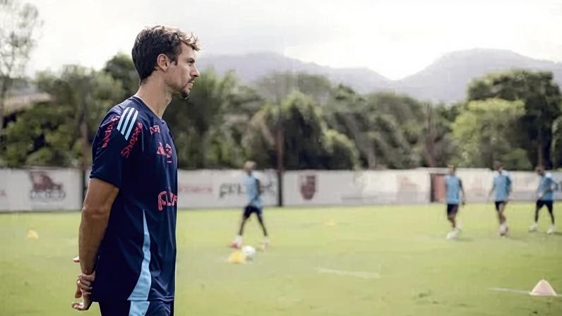 Rodrigo Caio como auxiliar técnico do Flamengo