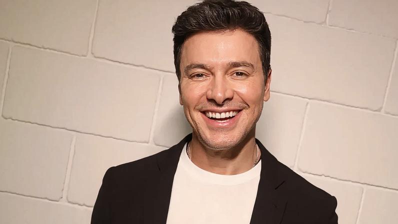 Rodrigo Faro realiza sonho e assina contrato como apresentador da Globo