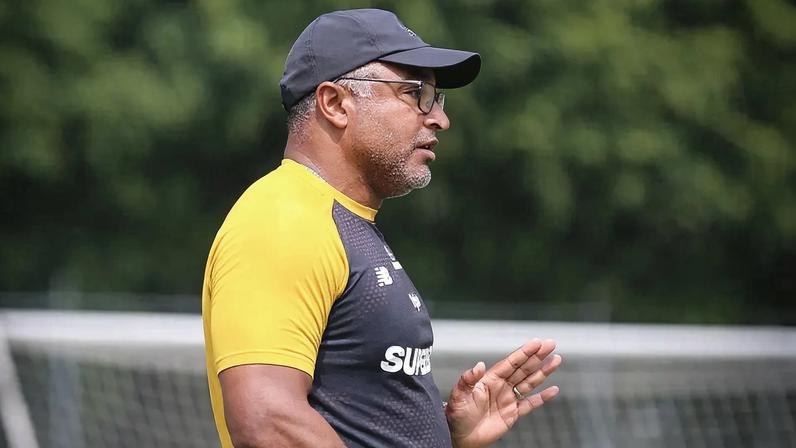 Roger Machado encontra sua ex-equipe (Foto: Erico Leonan / São Paulo FC)