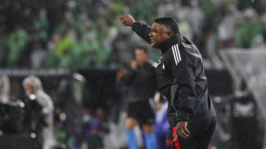 O técnico Roger Machado, em partida do Internacional (RS) na Colômbia, em maio de 2025. (Foto: Stringer/EFE)
