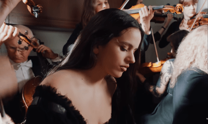Rosalía em videoclipe de "Berghain"