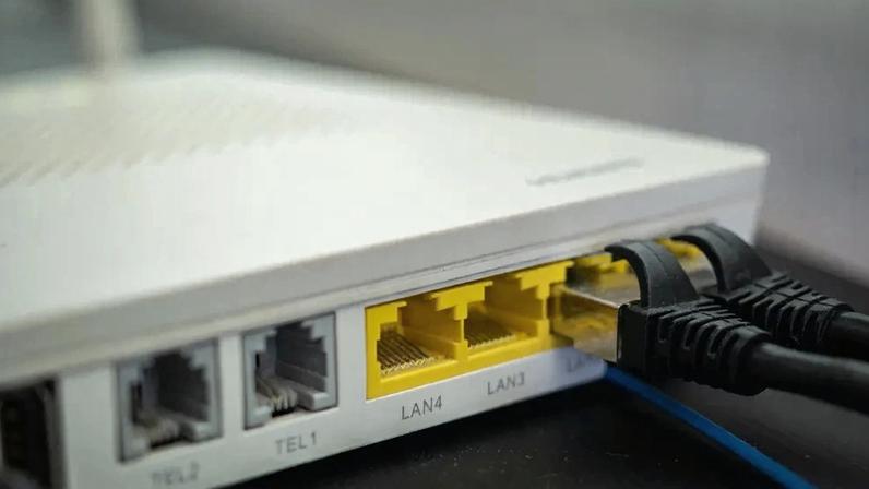 Roteadores compartilham e coordenam o uso da internet entre vários equipamentos — Foto: Altieres Rohr/G1