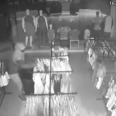 Loja do Corinthians é invadida e criminosos furtam camisas na zona leste de SP