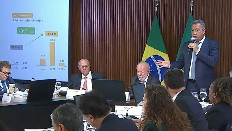 Na imagem, momento em que o ministro Rui Costa, na reunião ministerial, diz a Sidônio Palmeira, secretário de Comunicação Social da Presidência, que tem dúvidas se a população sabe dos feitos do Planalto