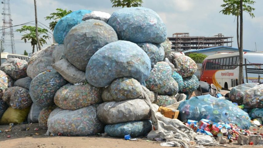 Grandes quantidades de nanoplásticos em água da torneira e engarrafada