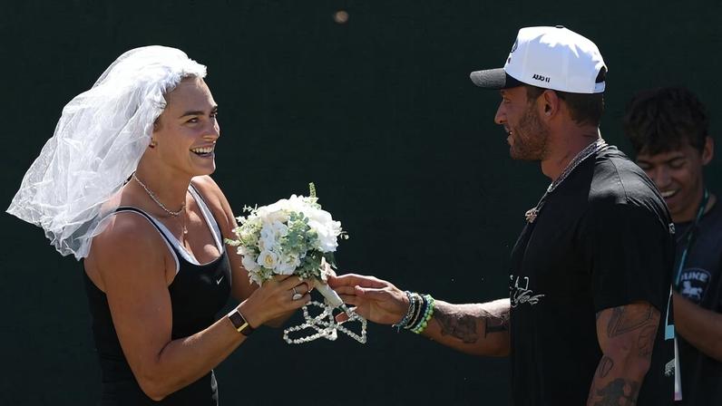 Sabalenka treina para o grande dia e aparece com véu e buquê