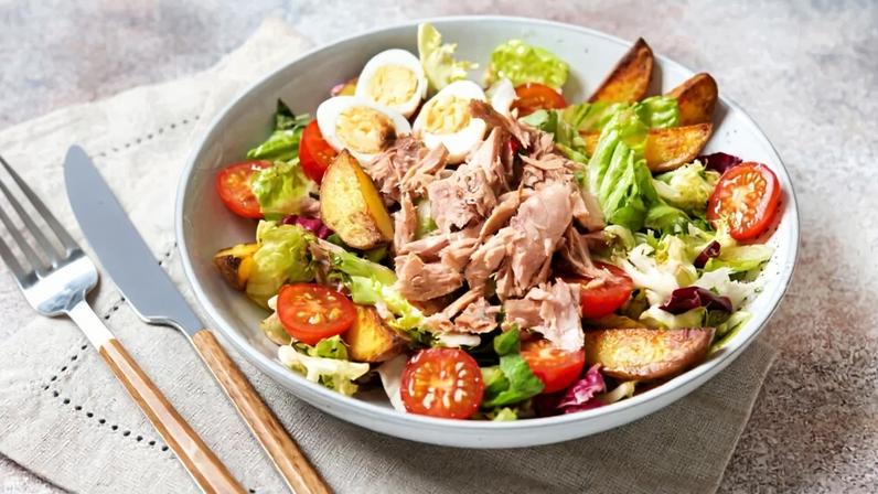 Jantar saudável: 3 saladas ricas em proteínas para começar a semana