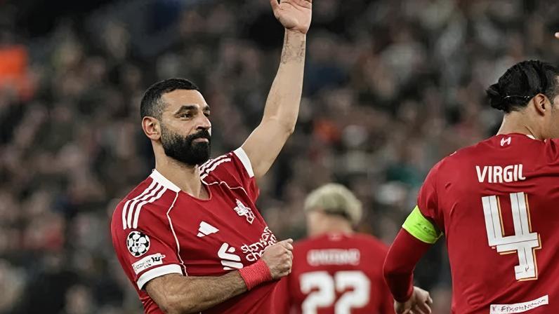 Salah, do Liverpool, em comemoração