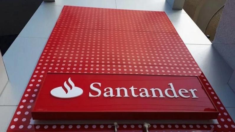 Em nota, o banco afirma que sob a liderança de Leão, o Santander completou um ciclo estratégico com diversificação das operações, foco na rentabilidade sustentável e ênfase no relacionamento e na experiência dos clientes
