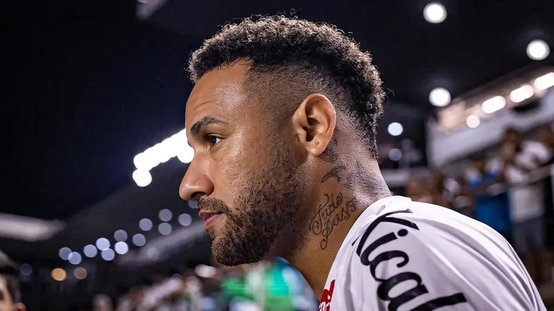 Neymar, do Santos, entra em campo para a partida contra o Internacional pelo Brasileirão na Vila Belmiro (Foto: Marcus Viniccius/GazetaPress)