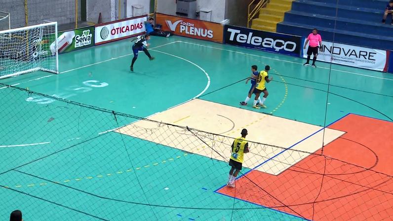 Golaço de goleiro na Copa TV Grande Rio de Futsal — Foto: Reprodução