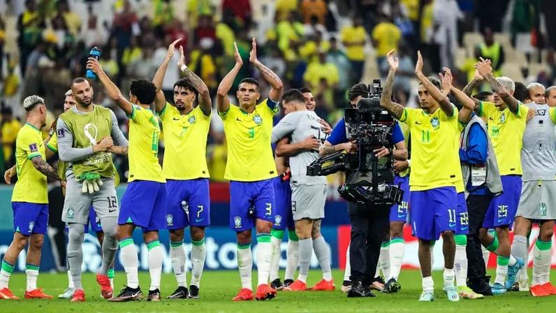 Jogadores da Seleção Brasileira comemoram a vitória sobre a Sérvia na Copa do Mundo de 2022 (Foto: Wander Roberto/Gazeta Press)
