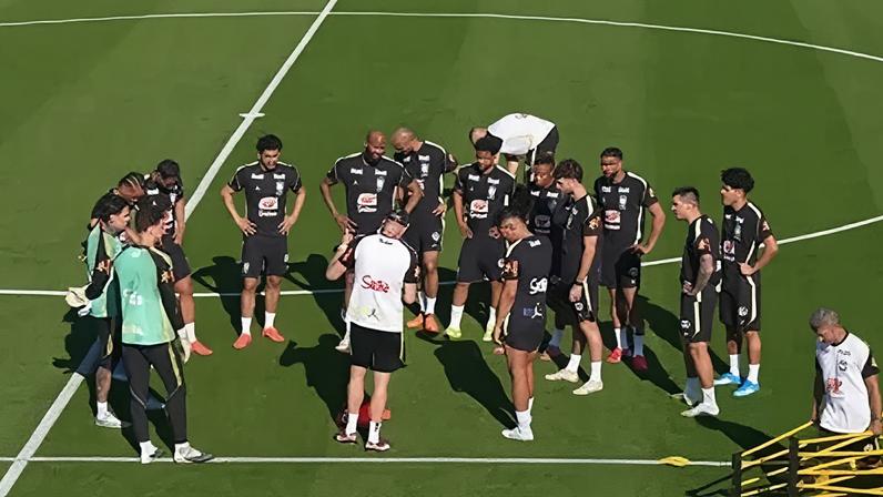 Seleção Brasileira treina com elenco reduzido