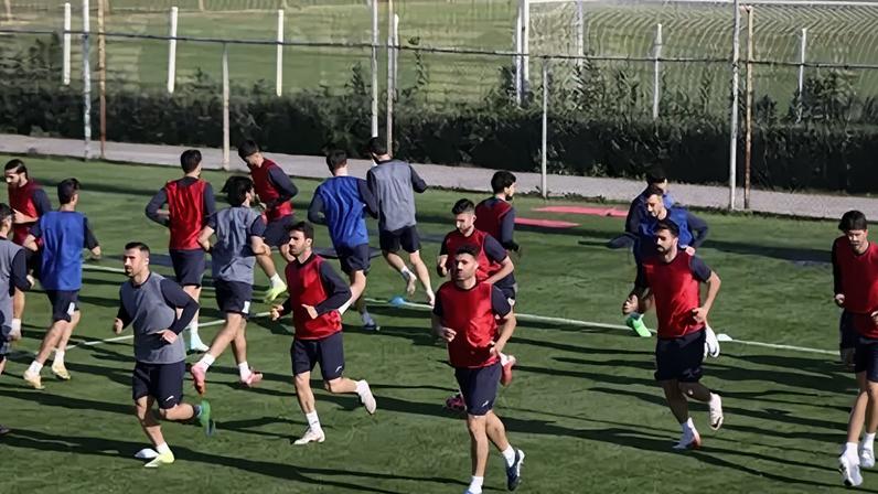 Seleção Iraniana treina durante a Data Fifa
