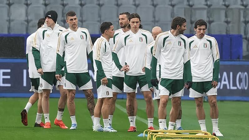Seleção da Itália realiza treino antes de enfrentar a Irlanda do Norte.
