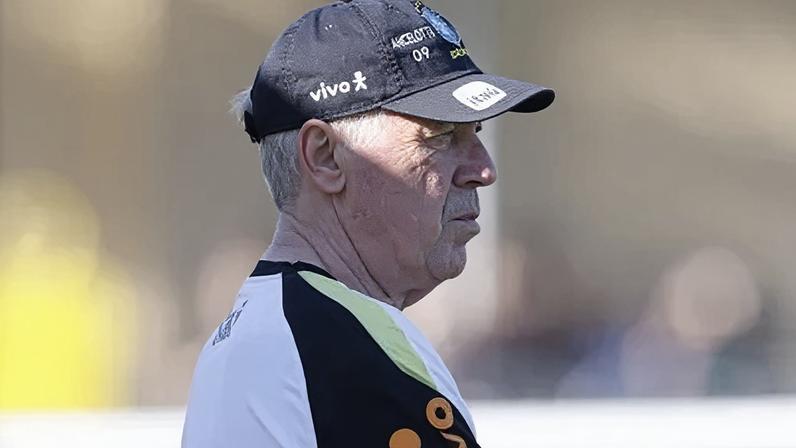 Ancelotti durante treino da Seleção Brasileira em Orlando