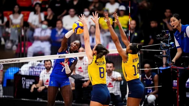 Brasil e França no Mundial de vôlei (Foto: Divulgação Volleyball World)