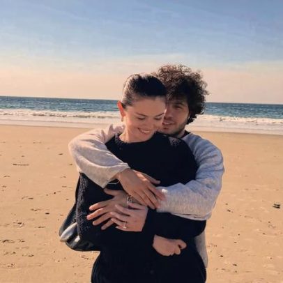 Selena Gomez abraça Benny Blanco na praia após controvérsia sobre pés sujos