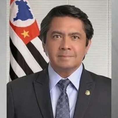 Senador é autuado por dirigir sem placa, giroflex e CNH vencida em SP