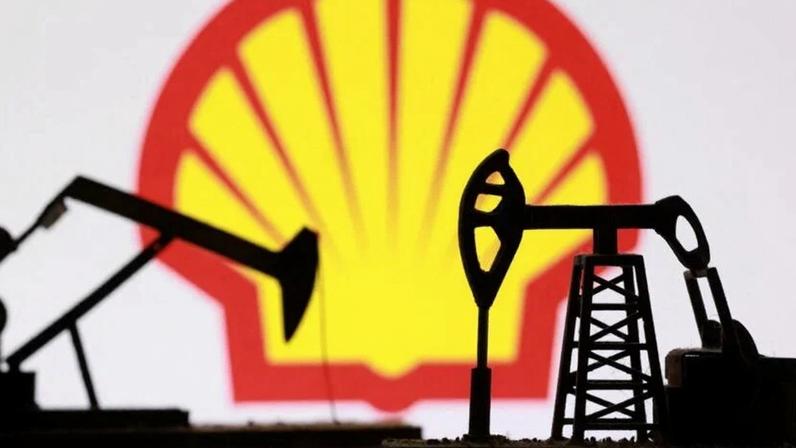 Ilustração com bombas de petróleo impressas em 3D e o logotipo da Shell feita em 2 de março de 2026
