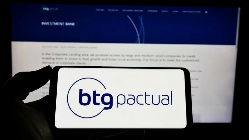 Celular com logo do BTG