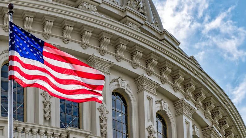 Prédio do Capitólio, o Congresso dos Estados Unidos, com bandeira