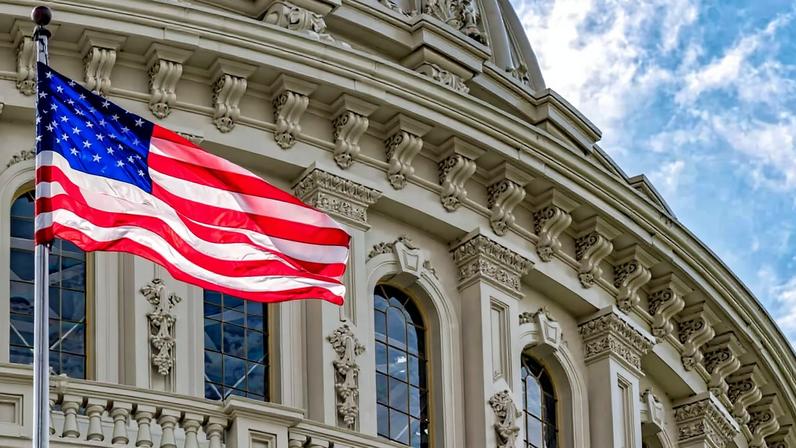 Prédio do Capitólio, o Congresso dos Estados Unidos, com bandeira