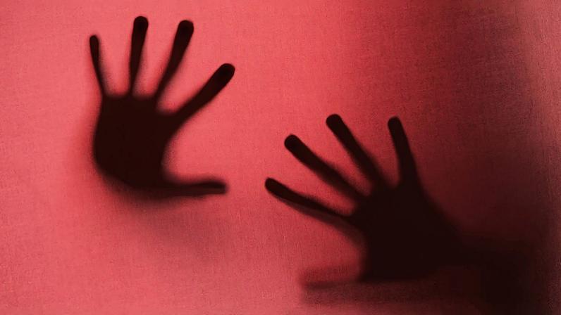 Violência contra a mulher, criança e adolescente. Violência doméstica. Foto: Freepick