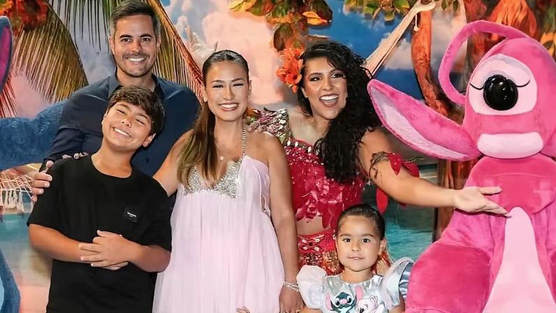 Simone Mendes com o marido, Kaká Diniz, e os filhos Henry e Zaya — Foto: @fabianochavesfotografia