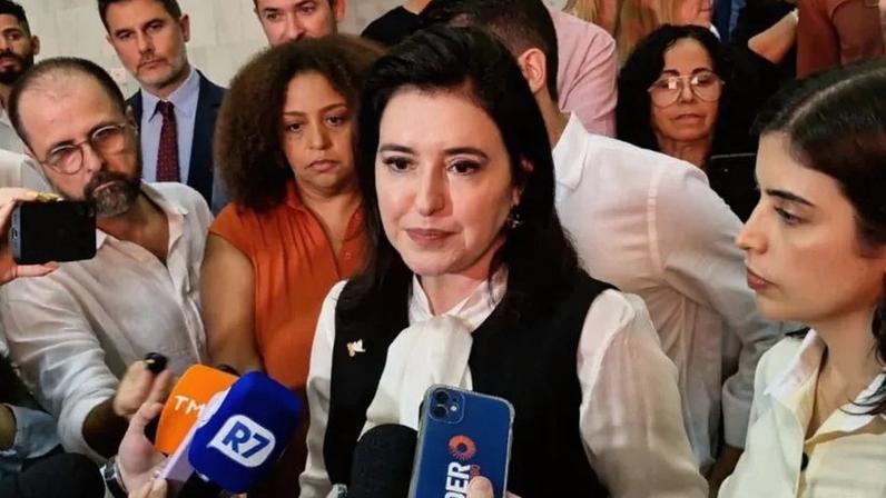 Na imagem, Simone Tebet conversa com jornalista depois de ato de filiação ao PSB